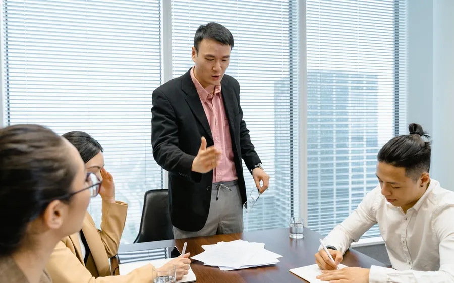 会議で説得する様子