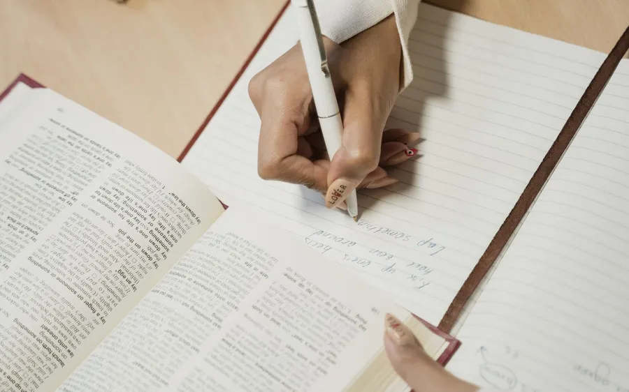 教材で単語を書き取る様子